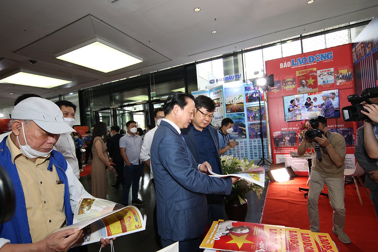 small_bo-truong-tham-gian-hang-bao-laodong.jpg