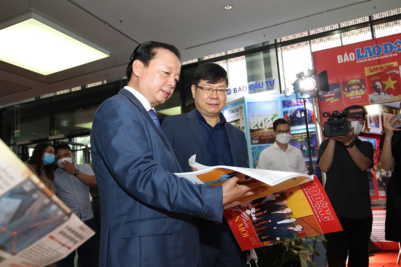 small_bo-truong-tham-gian-hang-bao-laodong1.jpg