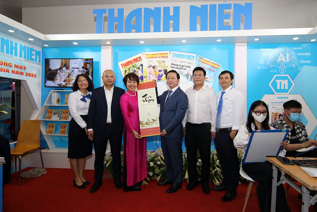 small_bo-truong-tham-gian-hang-bao-thanhnien1.jpg