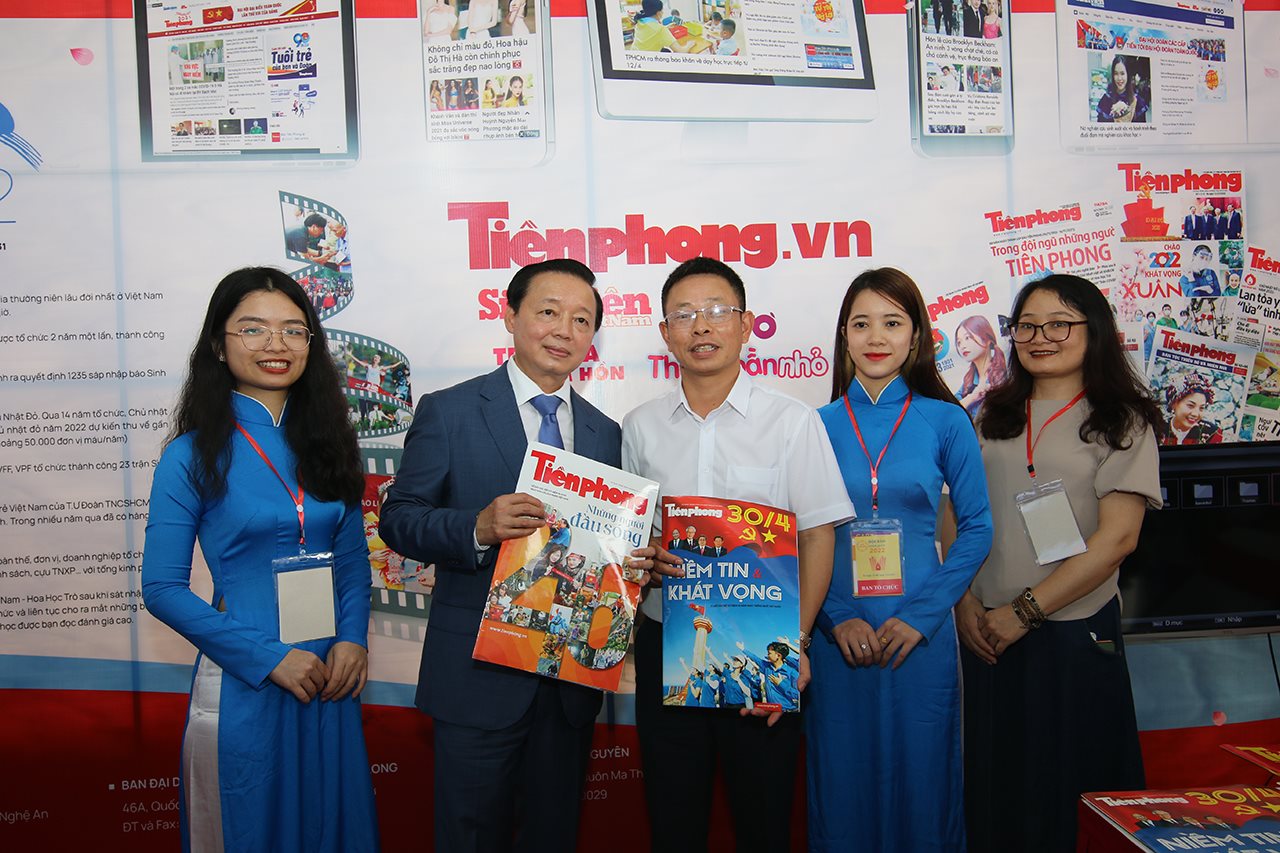small_bo-truong-tham-gian-hang-bao-tienphong.jpg