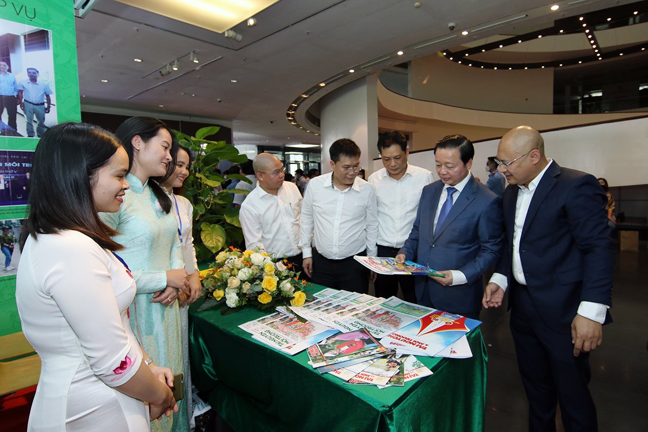 small_bo-truong-tham-gian-hang-bao-tnmt.jpg