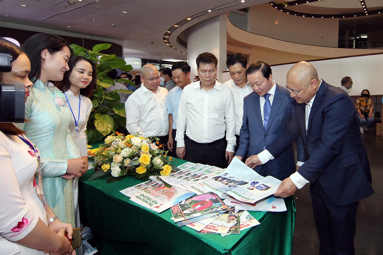 small_bo-truong-tham-gian-hang-bao-tnmt1.jpg