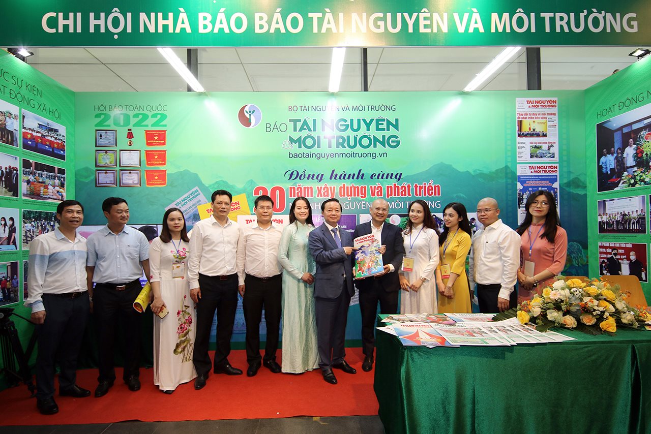small_bo-truong-tham-gian-hang-bao-tnmt2.jpg