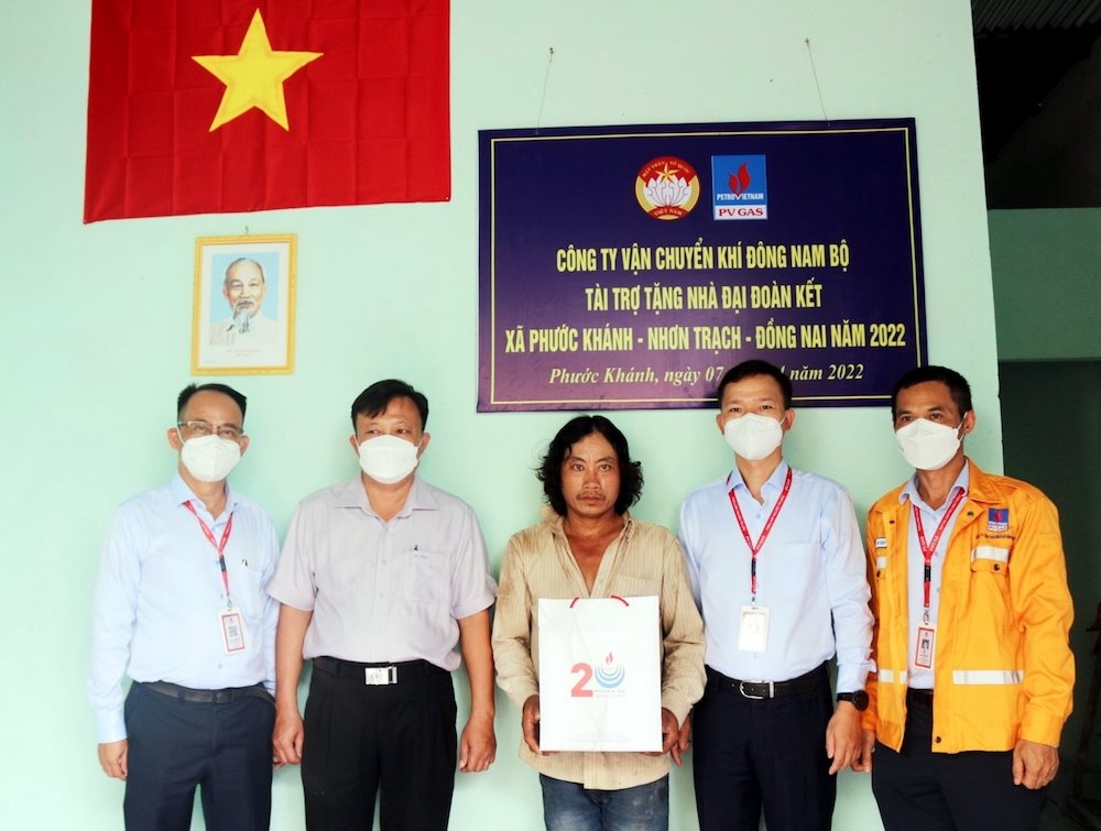 kdn-tang-nhung-phan-qua-de-giup-cac-gia-dinh-som-on-dinh-cuoc-song-trong-can-nha-moi.jpg