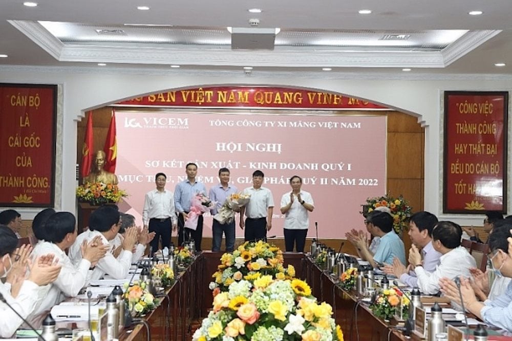 lanh-dao-vicem-tang-hoa-chuc-mung-dai-dien-khoi-ky-thuat-vicem-da-co-thanh-tich-dac-biet-xuat-sac-trong-hoat-dong-doi-moi-sang-tao.jpg