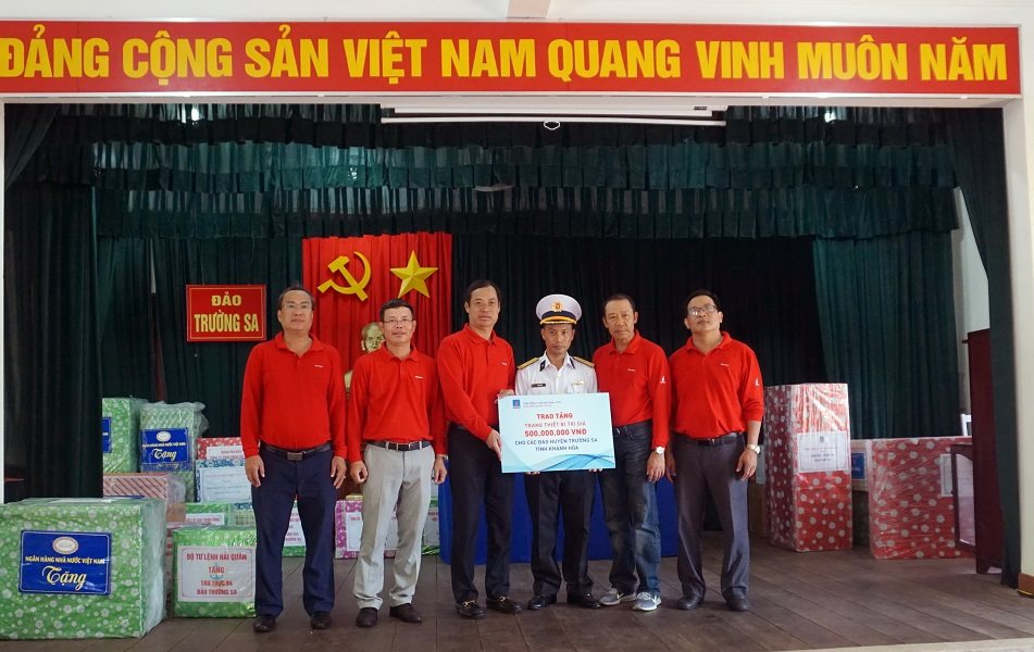 a1.-tang-qua-dao-truong-sa-lon-1.jpg