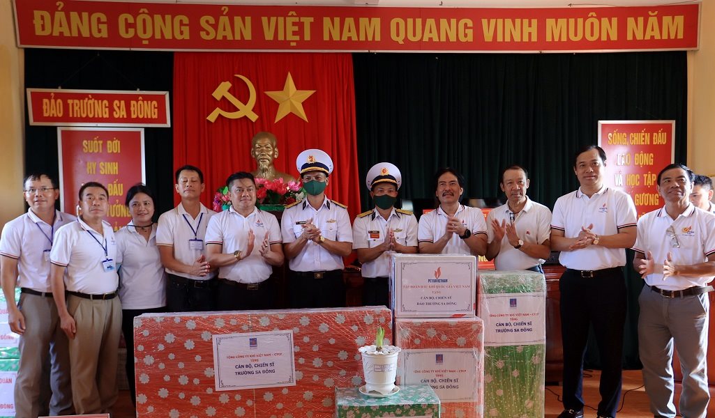 a2.-tang-qua-dao-truong-sa-dong.jpg