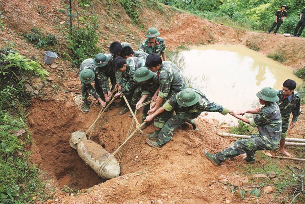 1.-luc-luong-cong-binh-bo-chi-huy-quan-su-tinh-bac-kan-dua-bom-vao-vi-tri-huy-no.jpg