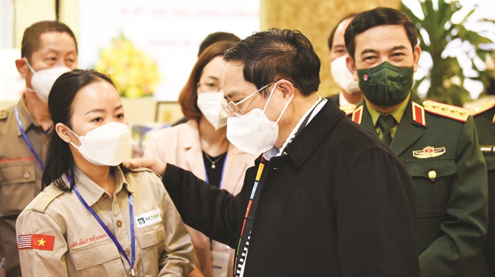 5.-thu-tuong-an-can-tham-hoi-dong-vien-mot-nu-can-bo-ra-pha-bom-min.jpg