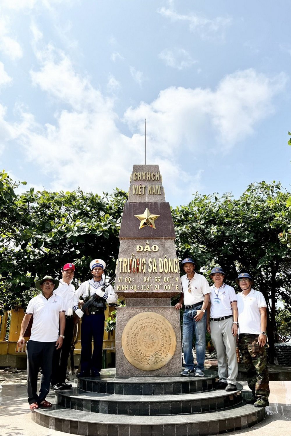 a4.-chup-anh-luu-niem-tai-cot-moc-dao-truong-sa-dong.jpg