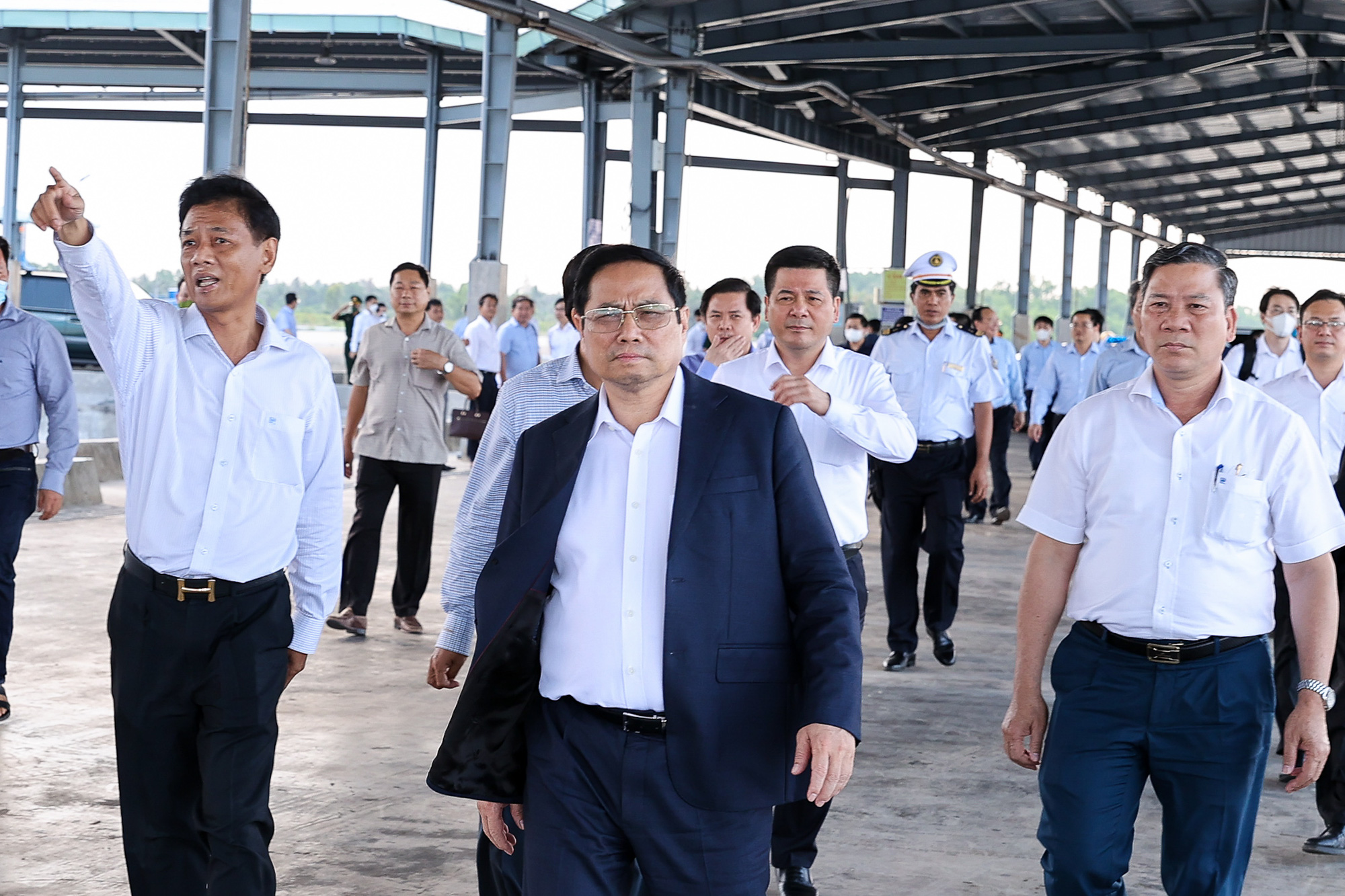 Thủ tướng khảo sát khu quy hoạch cảng lớn nhất ĐBSCL và dự án nhiệt điện Long Phú 1 - Ảnh 1. Thủ tướng khảo sát khu quy hoạch cảng lớn nhất ĐBSCL và dự án nhiệt điện Long Phú 1 - Ảnh 1.
