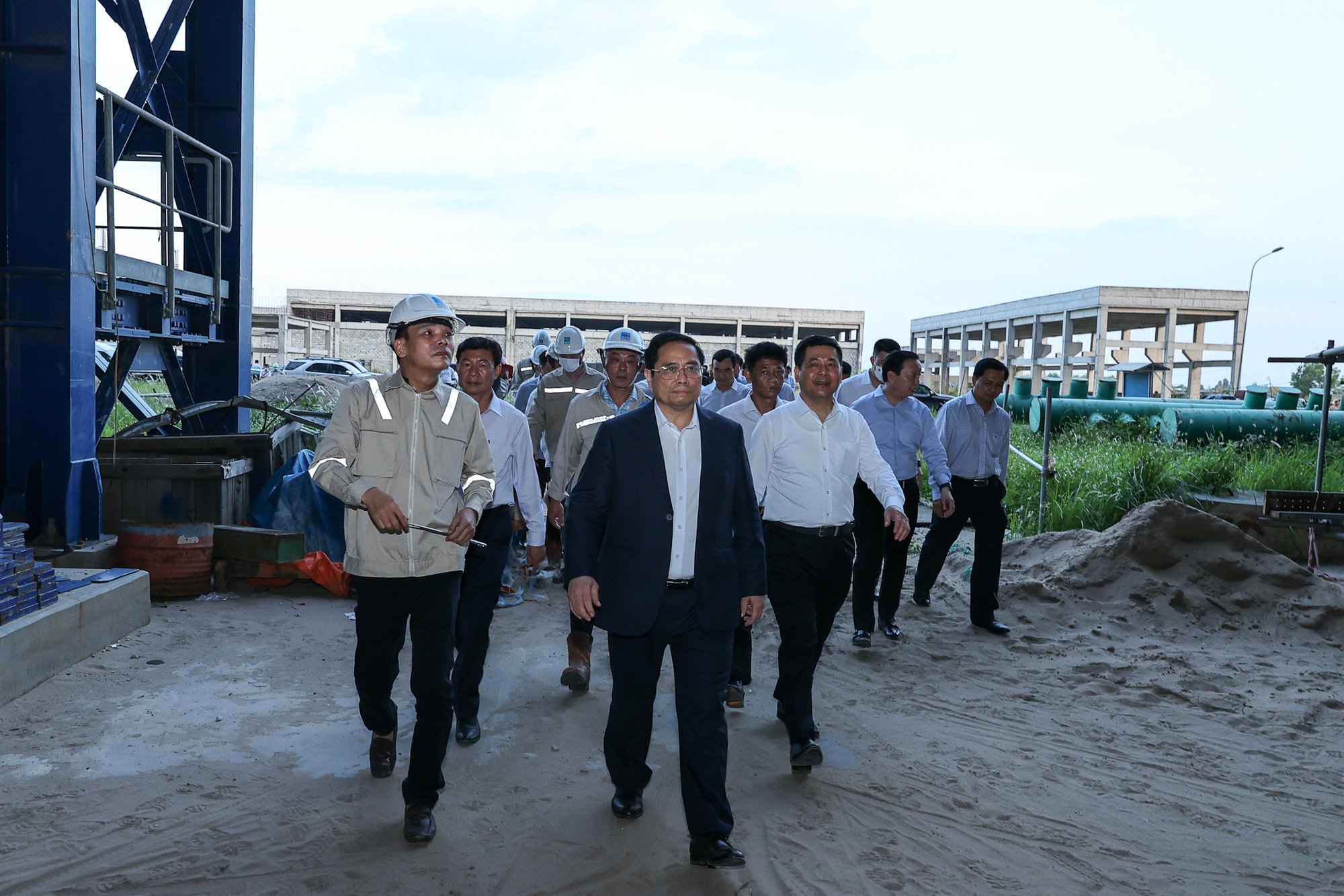 Thủ tướng khảo sát khu quy hoạch cảng lớn nhất ĐBSCL và dự án nhiệt điện Long Phú 1 - Ảnh 5. Thủ tướng khảo sát khu quy hoạch cảng lớn nhất ĐBSCL và dự án nhiệt điện Long Phú 1 - Ảnh 5.