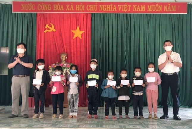 ong-t-anh-ha-hong-long-truong-ban-du-an-truyen-thong-bao-tien-phong-trao-qua-cho-cac-em-hoc-sinh-mo-coi-va-cac-em-hoc-sinh-thuoc-ho-ngheo-tai-xa-dak-nhoong-huyen-dak-glei-tinh-kom-tum.jpg