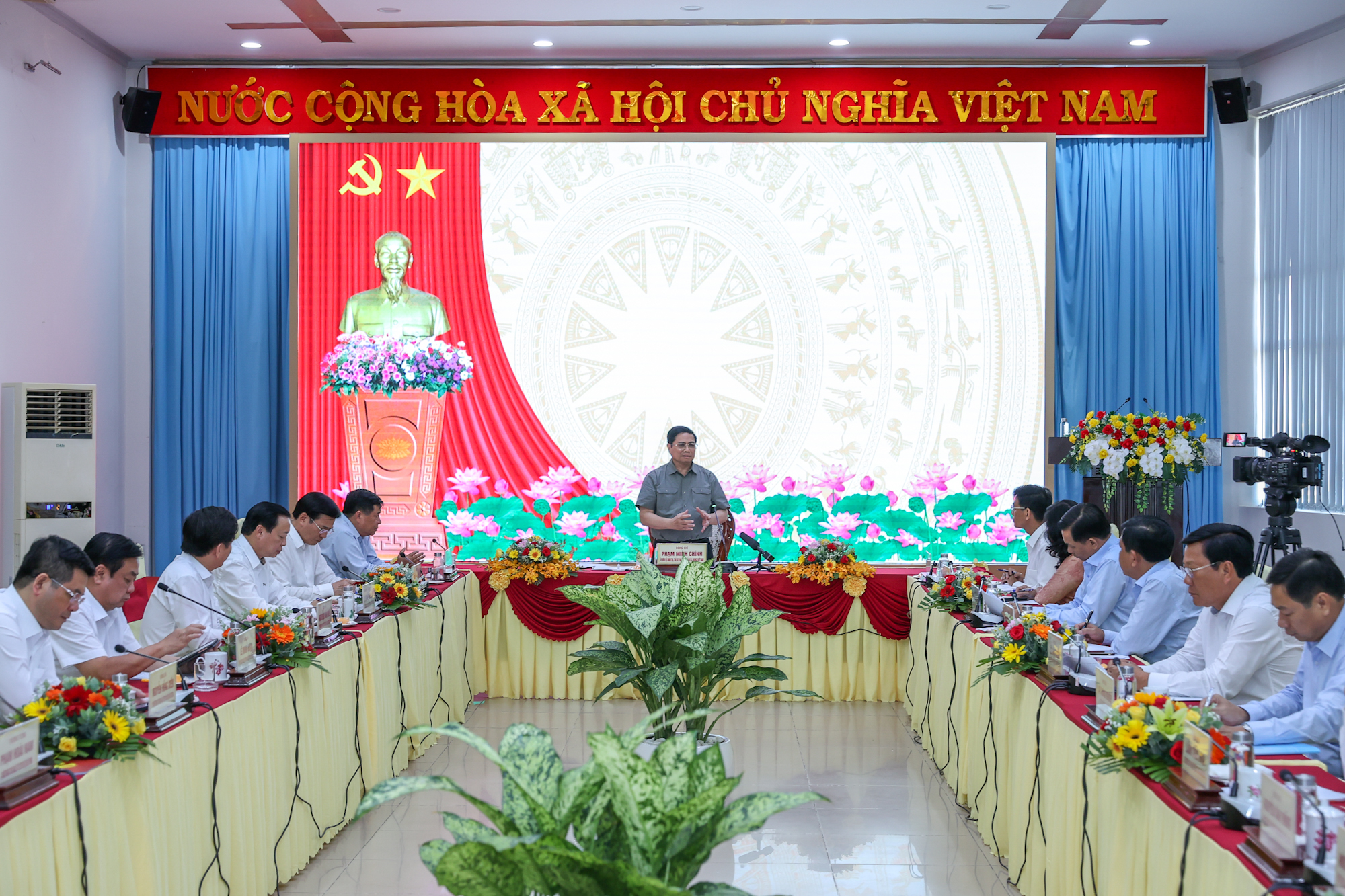 Thủ tướng Phạm Minh Chính: Sóc Trăng phải tập trung đầu tư hạ tầng chiến lược, trọng tâm, trọng điểm - Ảnh 1. Thủ tướng Phạm Minh Chính: Sóc Trăng phải tập trung đầu tư hạ tầng chiến lược, trọng tâm, trọng điểm - Ảnh 1.