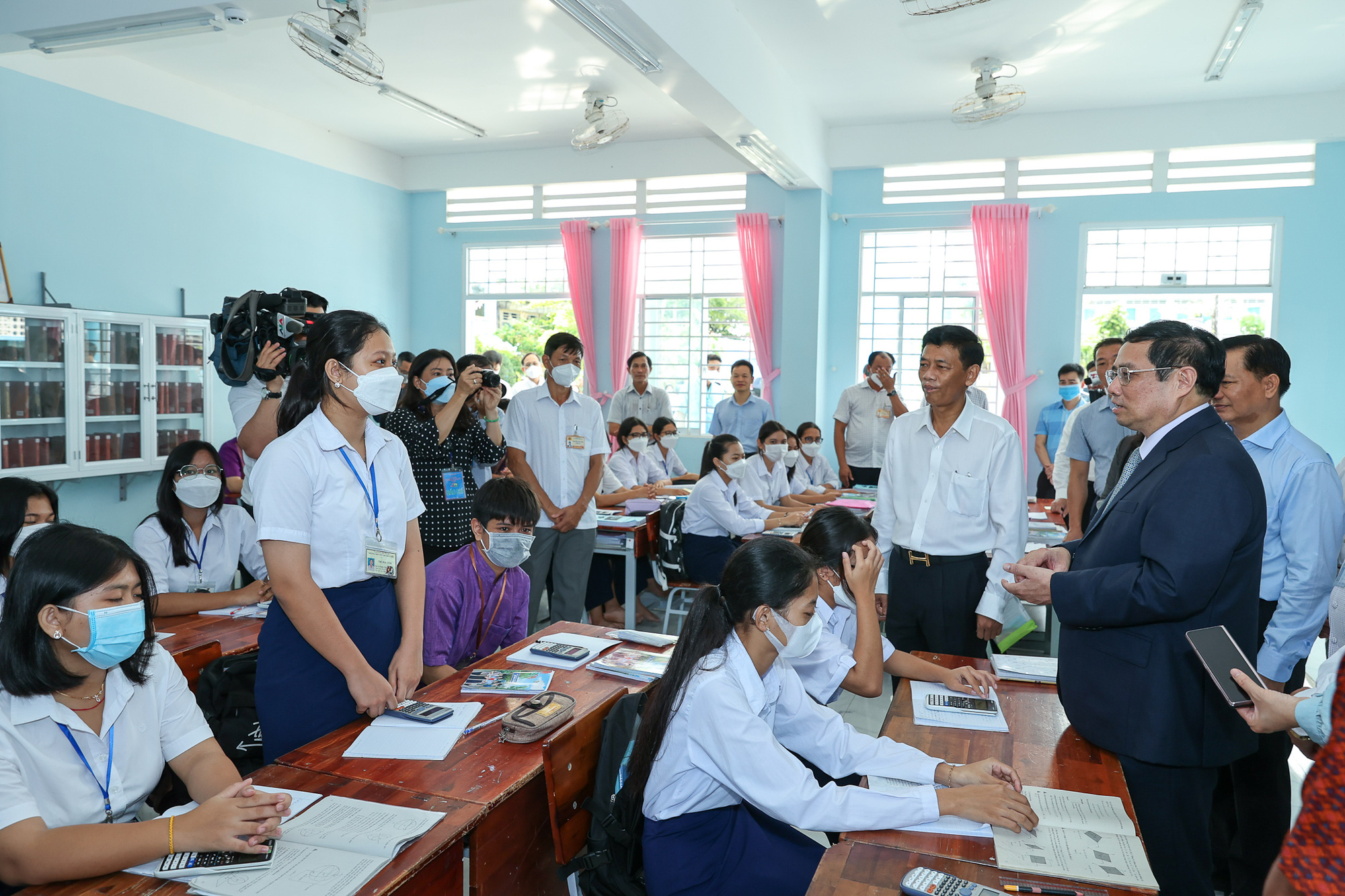 Thủ tướng thăm, động viên thầy trò Trường Dân tộc nội trú tại Sóc Trăng - Ảnh 3. Thủ tướng thăm, động viên thầy trò Trường Dân tộc nội trú tại Sóc Trăng - Ảnh 3.