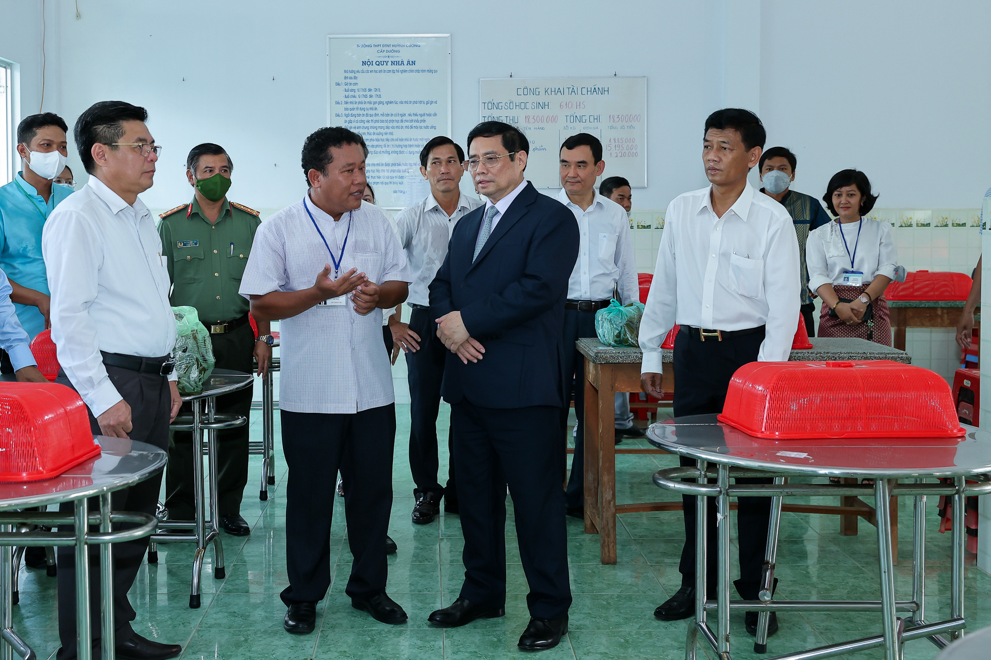 Thủ tướng thăm, động viên thầy trò Trường Dân tộc nội trú tại Sóc Trăng - Ảnh 4. Thủ tướng thăm, động viên thầy trò Trường Dân tộc nội trú tại Sóc Trăng - Ảnh 4.