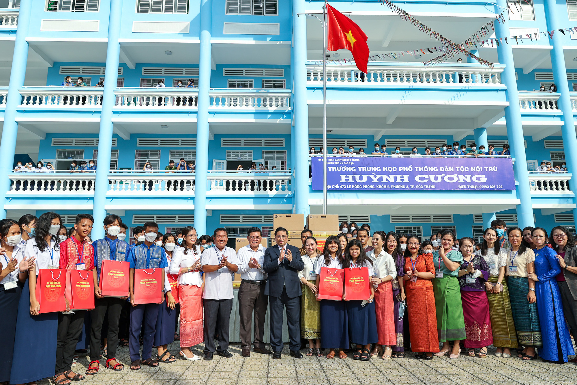Thủ tướng thăm, động viên thầy trò Trường Dân tộc nội trú tại Sóc Trăng - Ảnh 5. Thủ tướng thăm, động viên thầy trò Trường Dân tộc nội trú tại Sóc Trăng - Ảnh 5.