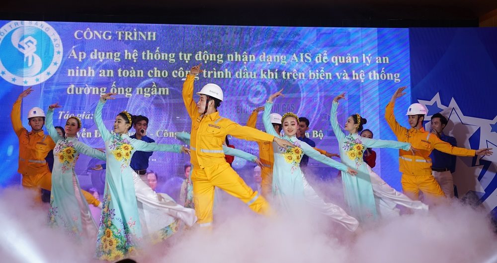 1.-san-khau-hoa.jpg