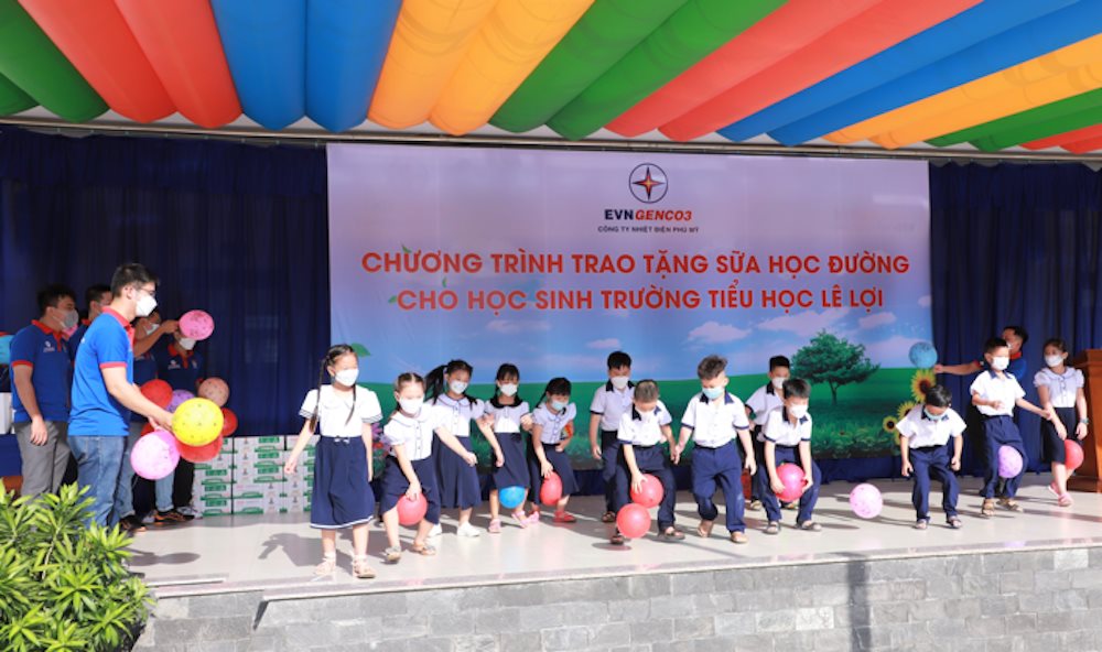 cac-em-hoc-sinh-tham-gia-cac-tro-choi-van-dong-do-doan-thanh-nien-cong-ty-nhiet-dien-phu-my-to-chuc.png
