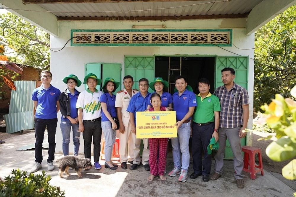 doan-thanh-nien-phoi-hop-cong-doan-tct-thuc-hien-cong-trinh-22sua-chua-nha-cho-ho-ngheo-22.jpg