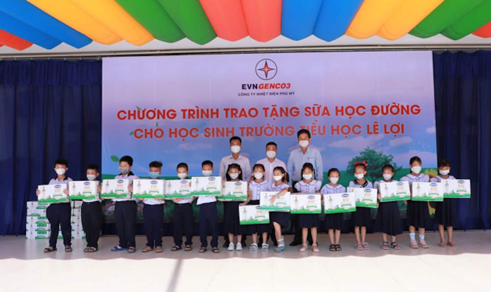 ong-le-van-khuong-cung-dai-dien-evngenco3-va-cong-ty-nhiet-dien-phu-my-trao-tang-sua-cho-cac-em-hoc-sinh.png