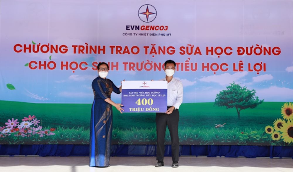 ong-nguyen-xuan-hiep-pho-bi-thu-dang-uy-pho-giam-doc-chu-tich-cong-doan-cong-ty-nhiet-dien-phu-my-trao-bang-tuong-trung-cho-truong-tieu-hoc-le-loi.png