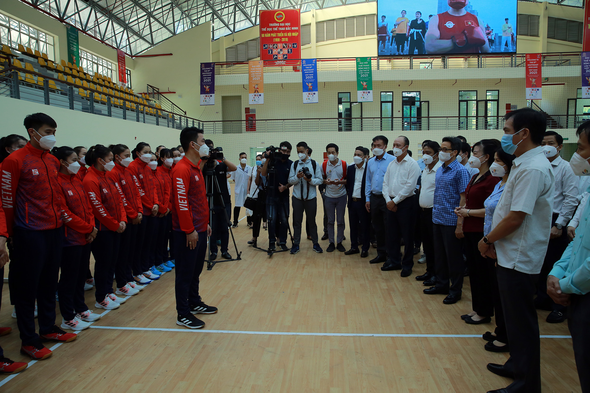 Phó Thủ tướng Vũ Đức Đam kiểm tra công tác chuẩn bị cho SEA Games 31 tại Bắc Ninh, Bắc Giang - Ảnh 2. Phó Thủ tướng Vũ Đức Đam kiểm tra công tác chuẩn bị cho SEA Games 31 tại Bắc Ninh, Bắc Giang - Ảnh 2.
