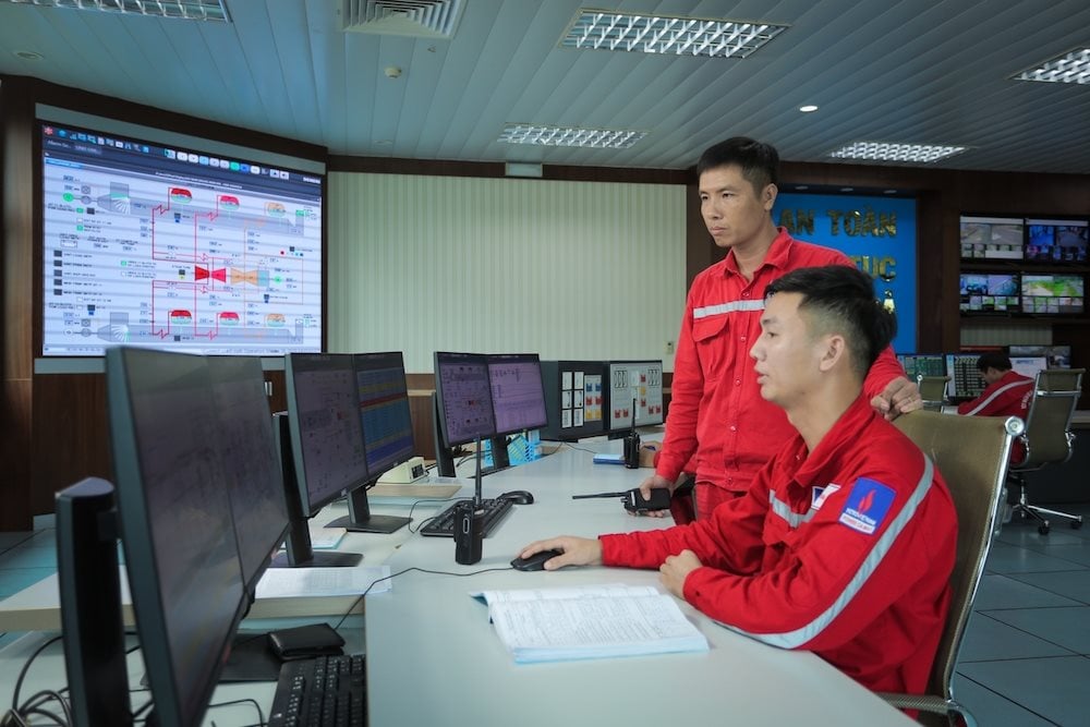 nguoi-lao-dong-pv-power-tai-nha-may-dien-ca-mau.jpg