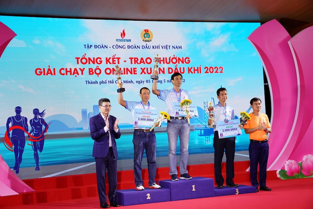 dong-chi-duong-manh-son-bi-thu-dang-uy-chu-tich-hdqt-pv-gas-tham-gia-trao-giai-thuong-cho-cac-vdv-xuat-sac.jpg