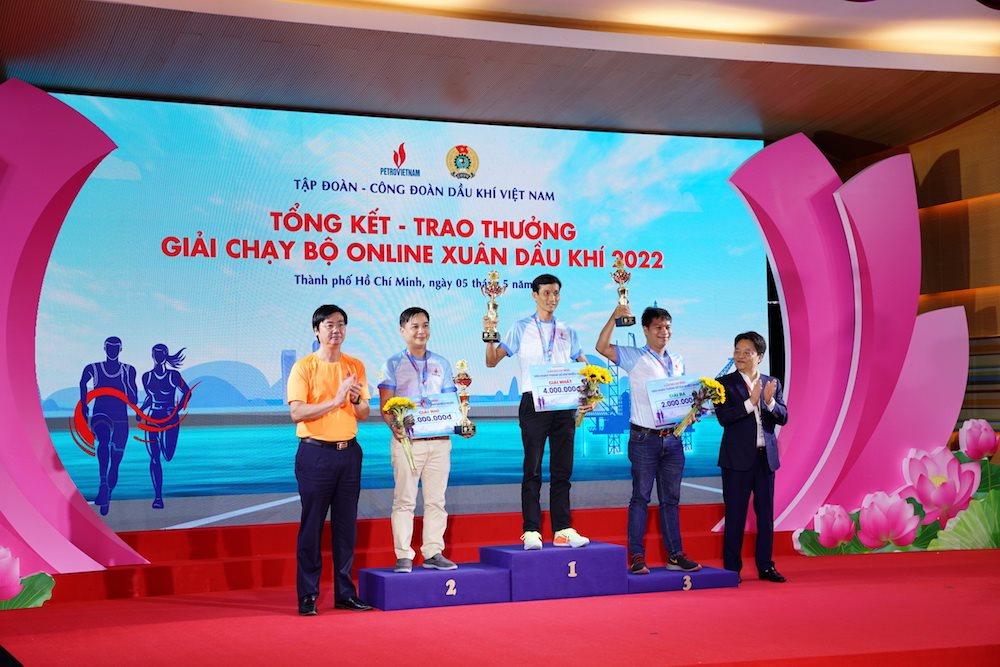 dong-chi-hoang-van-quang-pho-bi-thu-dang-uy-tong-giam-doc-pv-gas-tham-gia-trao-giai-thuong-cho-cac-vdv-xuat-sac.jpg