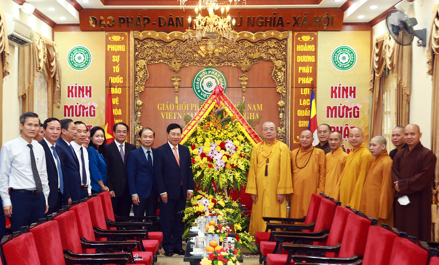 Phó Thủ tướng Thường trực chúc mừng Đại lễ Phật đản Phật lịch 2566 - Ảnh 2. Phó Thủ tướng Thường trực chúc mừng Đại lễ Phật đản Phật lịch 2566 - Ảnh 2.
