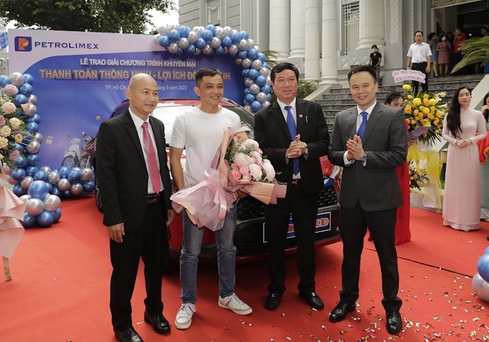 dai-dien-tap-doan-xang-dau-viet-nam-petrolimex-va-lanh-dao-petrolimex-sai-gon-trao-giai-dac-biet-voi-su-chung-kien-cua-lanh-dao-so-cong-thuong-tphcm.jpg