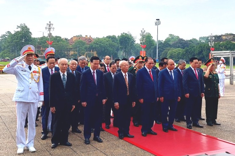 Lãnh đạo Đảng, Nhà nước vào Lăng viếng Chủ tịch Hồ Chí Minh - Ảnh 1.