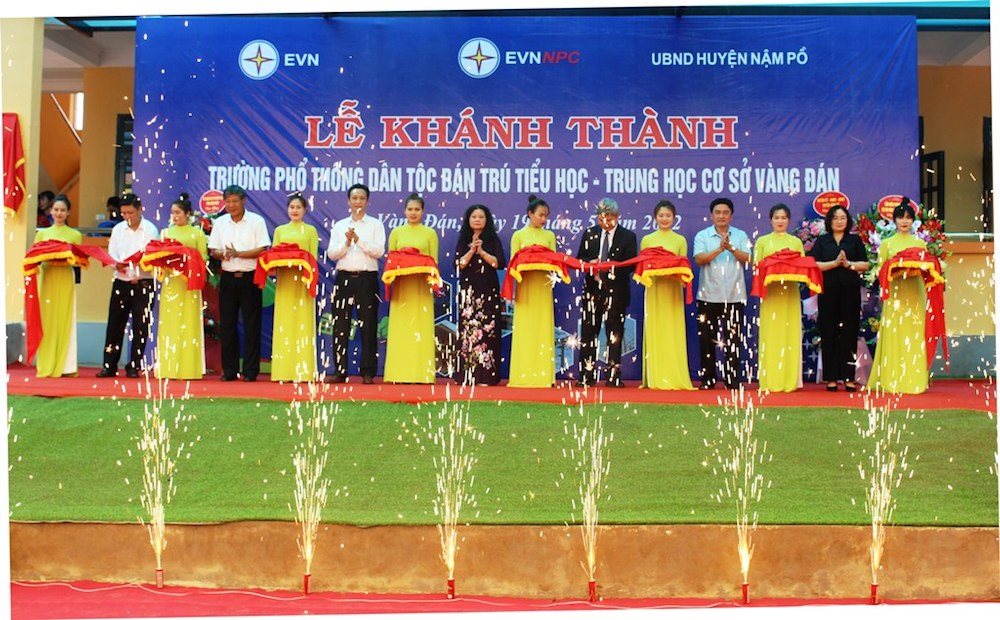 cac-dai-bieu-thuc-hien-nghi-thuc-cat-bang-khanh-thanh-truong-pho-thong-dan-toc-ban-tru-tieu-hoc-trung-hoc-co-so-vang-dan.jpeg