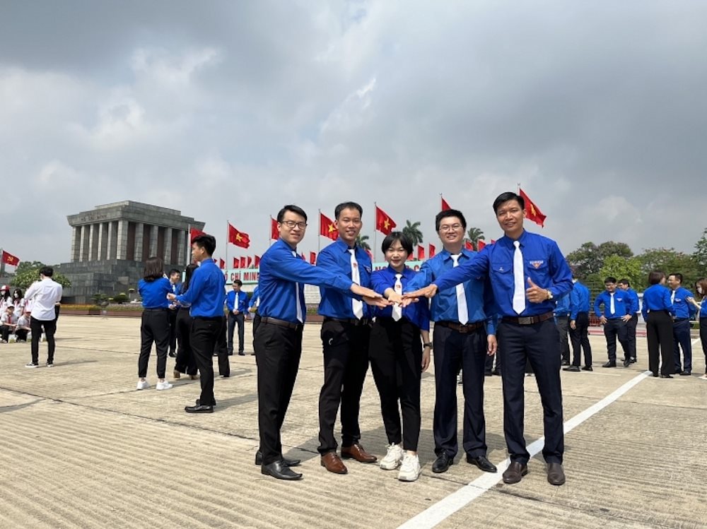 sinh-vien-tran-thi-nhung-cung-cac-guong-thanh-nien-tien-tien-lam-theo-loi-bac-dai-dien-tap-doan-dau-khi-quoc-gia-viet-nam.jpg