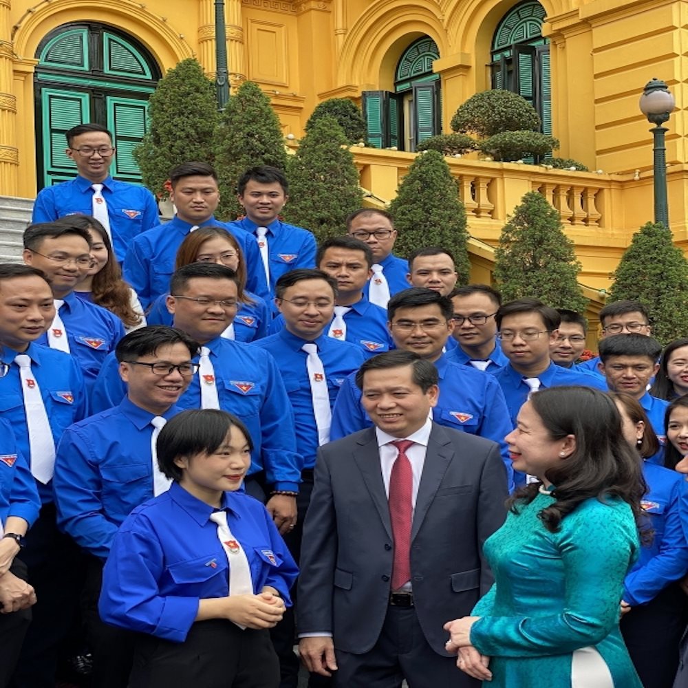 sinh-vien-tran-thi-nhung-duoc-pho-chu-tich-nuoc-vo-thi-anh-xuan-chuc-mung-tai-buoi-gap-mat-60-dai-bieu-thanh-nien-tien-tien-xuat-sac.jpg