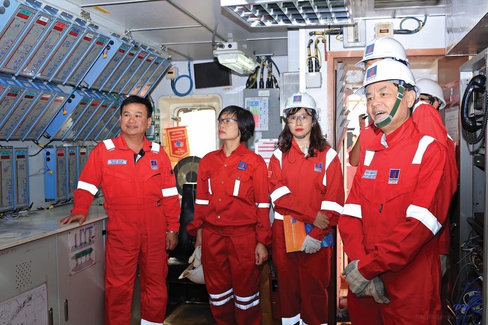 chu-tich-hdtv-pvep-tran-quoc-viet-kiem-tra-tinh-hinh-hoat-dong-tren-gian.jpg