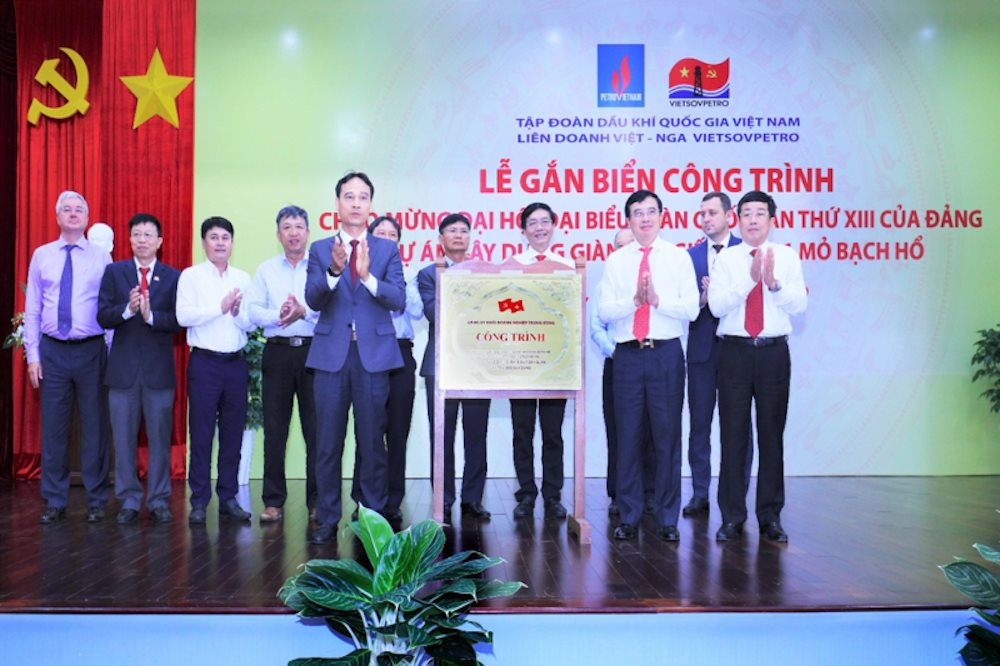 dang-bo-vietsovpetro-to-chuc-le-gan-bien-cong-trinh-chao-mung-dai-hoi-xiii-cua-dang.png