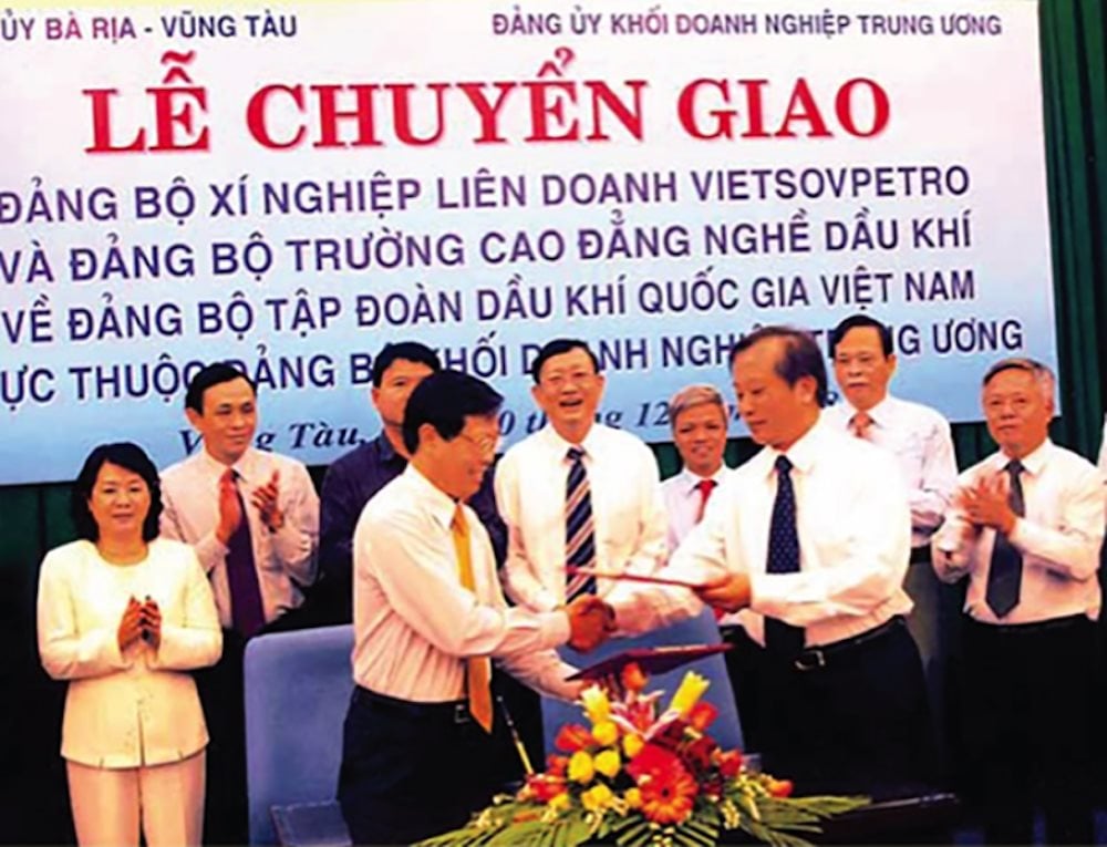 le-chuyen-giao-dang-bo-vietsovpetro-ve-dang-bo-tap-doan-dau-khi-quoc-gia-viet-nam.png