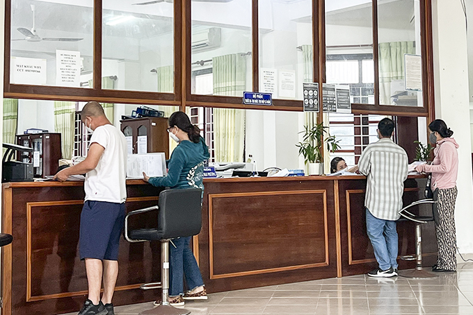 Người dân đợi làm thủ tục nộp thuế tại Chi cục Thuế Nam Khánh Hòa.