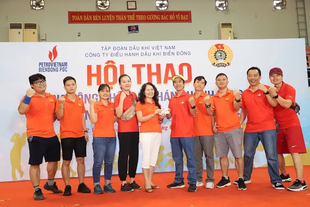 ban-to-chuc-trao-giai-cho-cac-doi-thi-keo-co.jpg