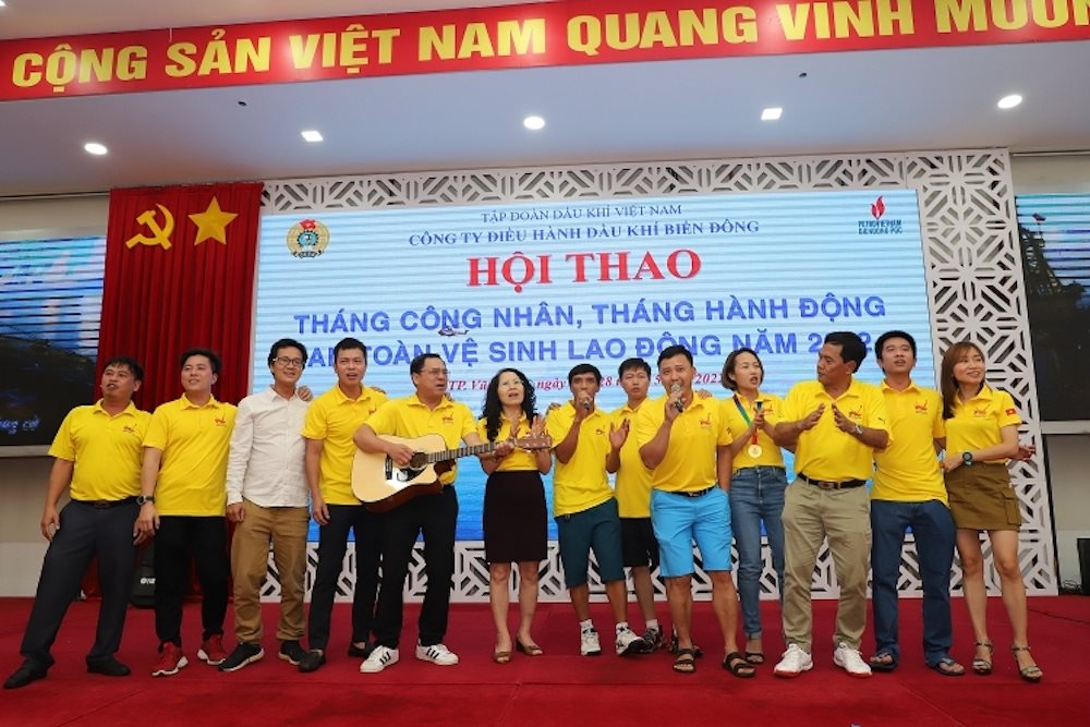 lanh-dao-va-nguoi-lao-dong-biendong-poc-cung-nhau-danh-dan-va-hat-ca-khuc-bien-dong-tung-bay-quoc-ky-voi-mot-tinh-yeu-niem-hung-khoi.jpg