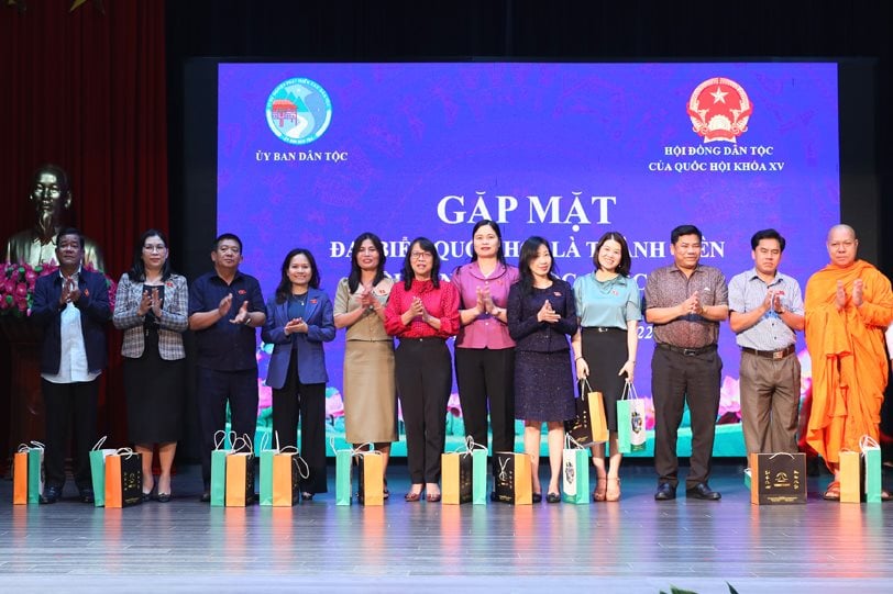 thu-truong-pho-chu-nhiem-ubdt-hoang-thi-hanh-va-thu-truong-pho-chu-nhiem-ubdt-y-thong-tang-qua-luu-niem-cua-ubdt-cho-cac-dai-bieu-la-thanh-vien-thuoc-hoi-dong-dan-toc-cua-quoc-hoi.jpg