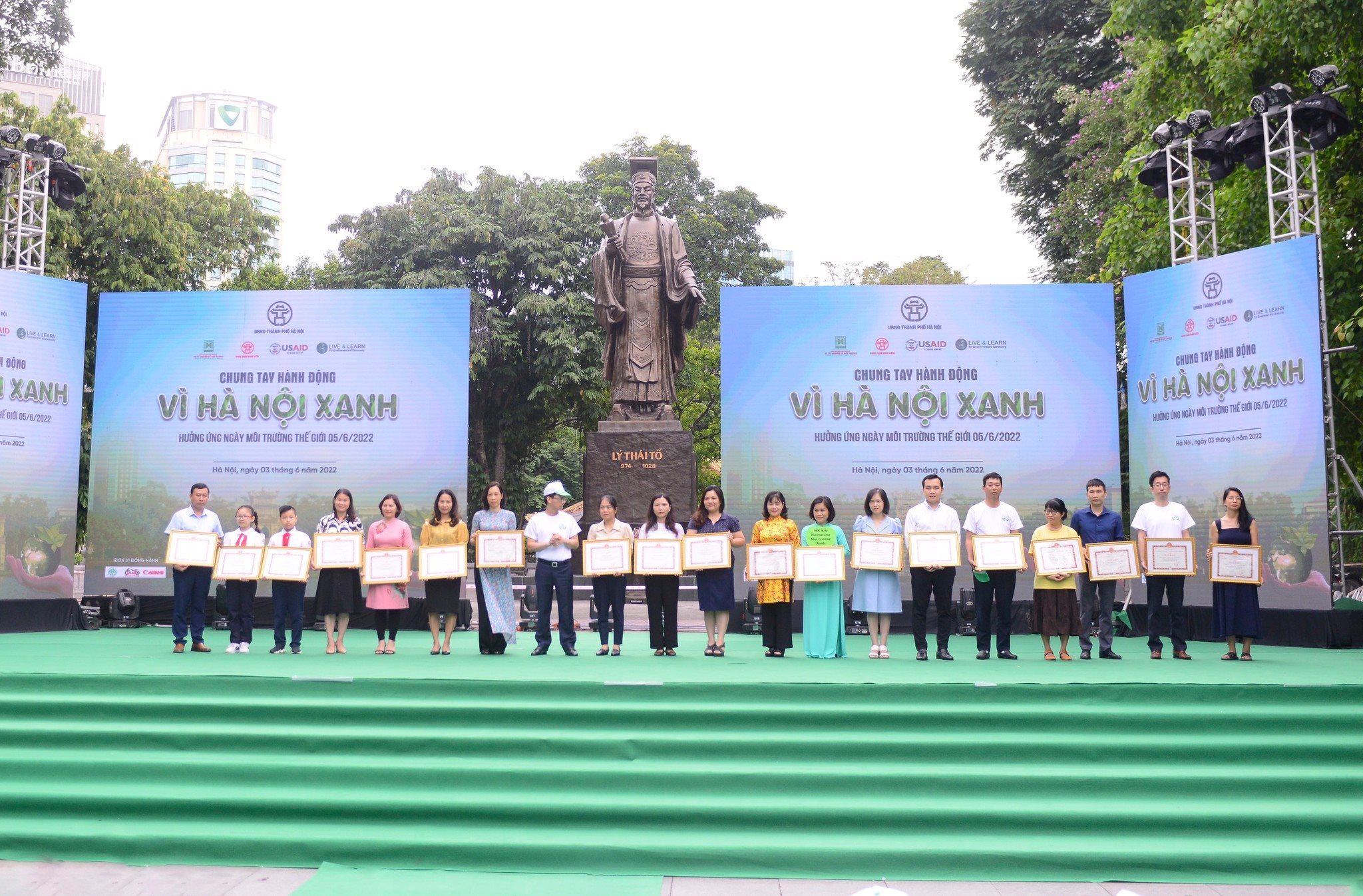 dong-chi-dang-huu-binh-pho-tong-giam-doc-thay-mat-cbcnv-cong-ty-don-nhan-giay-khen-cua-so-tai-nguyen-va-moi-truong.jpg