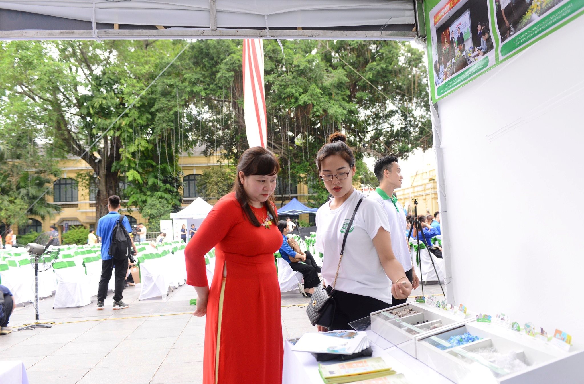 gian-hang-trung-bay-cac-san-pham-tai-che-than-thien-moi-truong.jpg