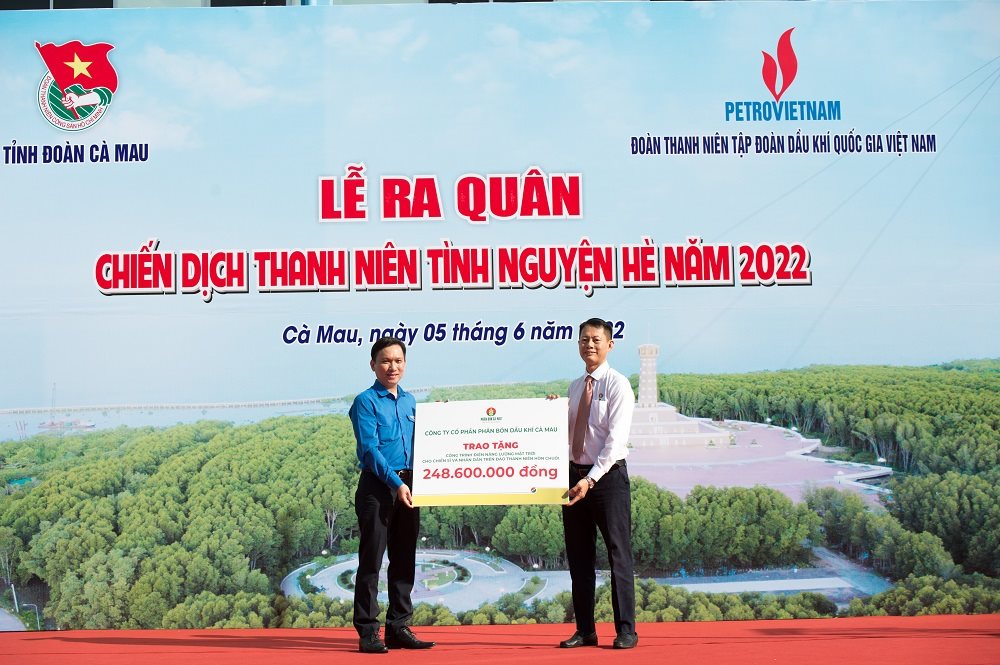 pvcfc-tien-hanh-tang-cong-trinh-dien-nang-luong-mat-troi-cho-can-bo-chien-sy-va-nhan-dan-cua-hon-dao-giua-trung-khoi.jpg