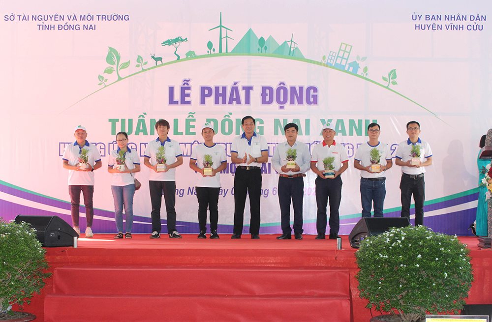 ong-huynh-tan-loc-thu-ba-tu-phai-qua-dai-dien-vedan-viet-nam-dang-nhan-nhung-phan-qua-la-cay-xanh-tu-ban-to-chuc-chuong-trinh.jpg