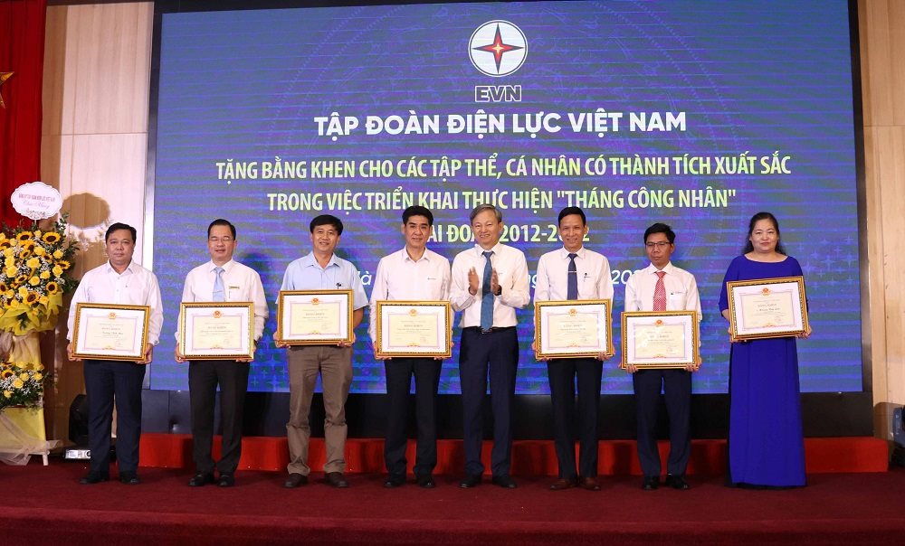 ong-tran-dinh-nhan-tong-giam-doc-evn-tang-bang-khen-cua-evn-cho-cac-tap-the-ca-nhan-co-thanh-tich-xuat-sac-trong-trien-khai-thuc-hien-thang-cong-nhan-giai-doan-2012-2022.jpg