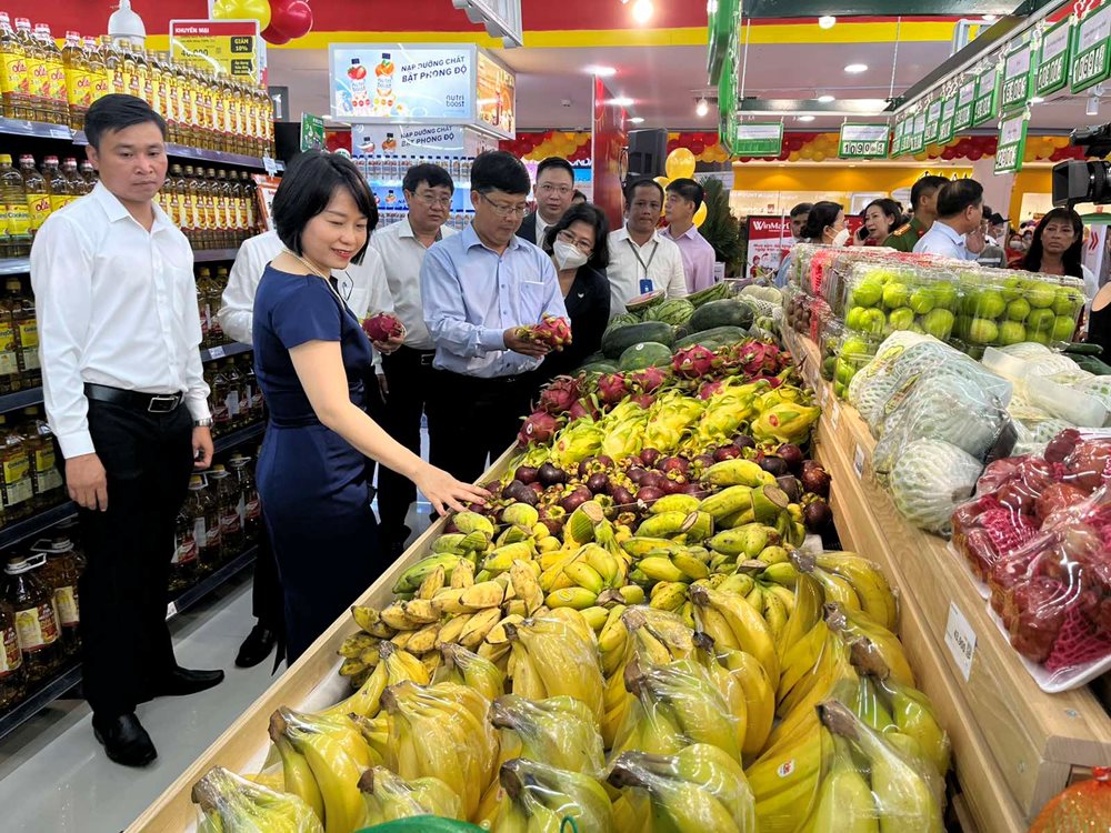 ba-nguyen-thi-phuong-pho-tgd-thuong-truc-wcm-cung-cac-lanh-dao-tinh-tien-giang-tham-quan-gian-hang-tai-winmart-hung-vuong-2.jpg