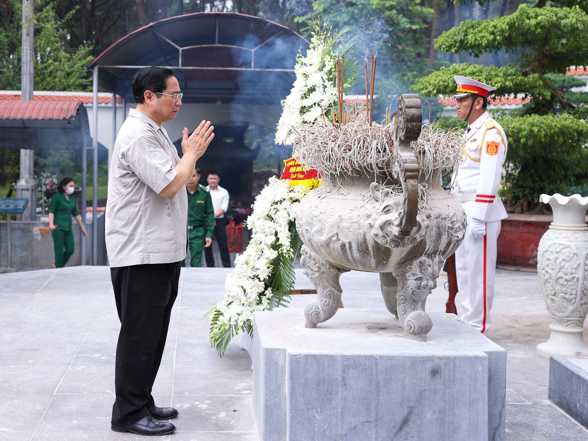 Thủ tướng Phạm Minh Chính dâng hương tại khu di tích Ngã ba Đồng Lộc - Ảnh 3. Thủ tướng Phạm Minh Chính dâng hương tại khu di tích Ngã ba Đồng Lộc - Ảnh 3.
